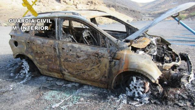 Imagen de uno de los coches calcinados