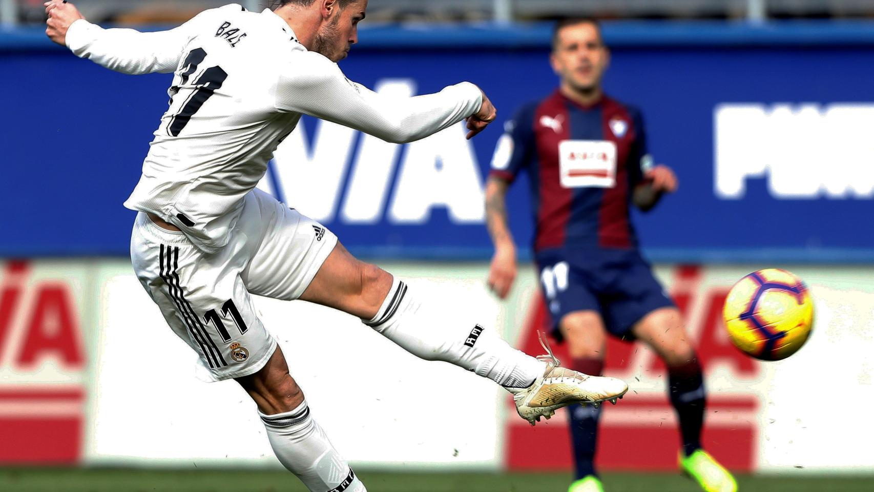 Gareth Bale dispara un balón contra la portería del Eibar