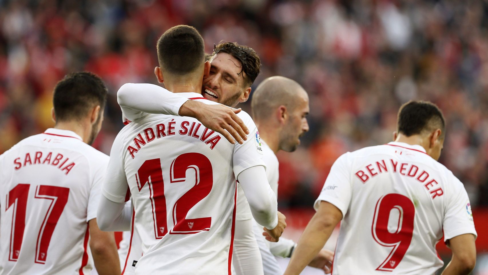 André Silva, delantero del Sevilla, celebra su gol al Valladolid