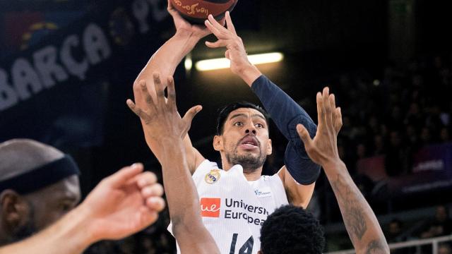 Ayón ante el Barcelona