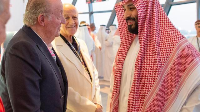 El rey Juan Carlos conversa con Mohamed bin Salman, en el Gran Premio de Abu Dhabi de F1.