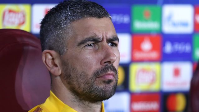 Kolarov en rueda de prensa con la Roma