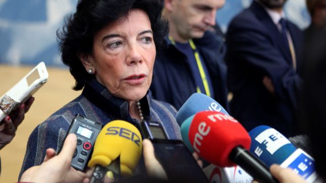 La portavoz del Gobierno, Isabel Celaá, habla con la prensa en Bruselas