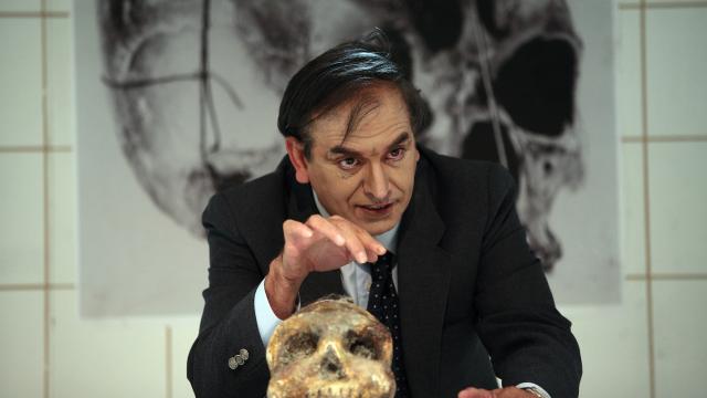 Héctor Manrique como Chirinos.