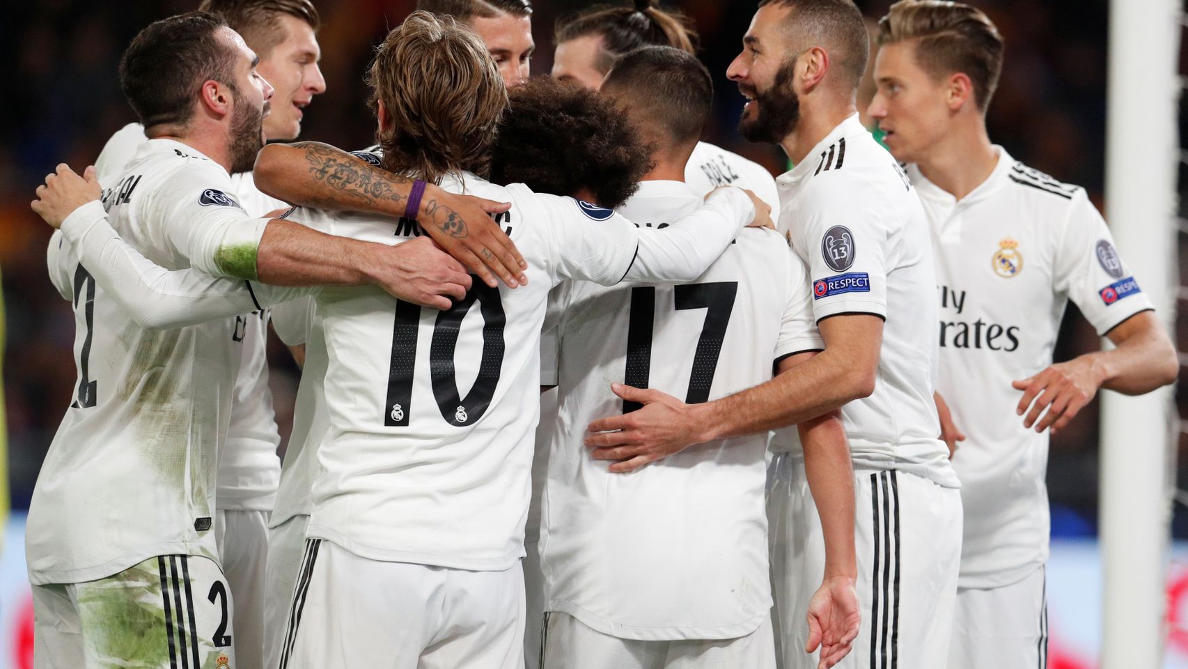 Piña de los jugadores del Real Madrid tras un gol en la Champions League