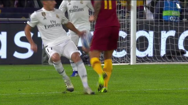 La Roma pide penalti de Lucas Vázquez por mano