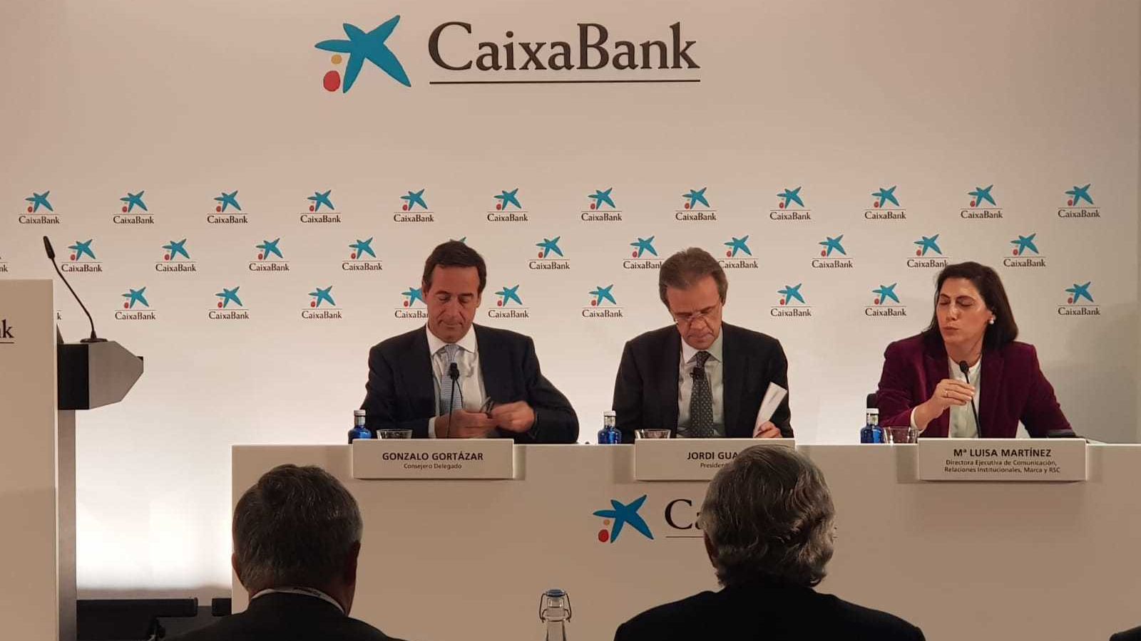 Gonzalo Cortázar, CEO de Caixabank; Jordi Gual, presidente de la entidad y María Luisa Martínez, directora de comunicación.