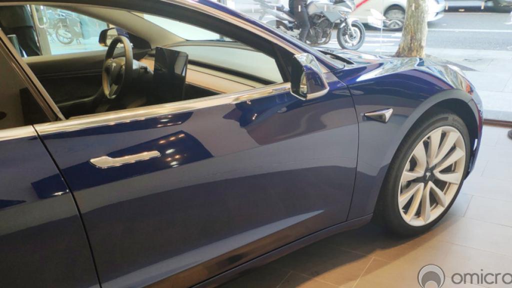Manija en un coche Tesla Model 3.