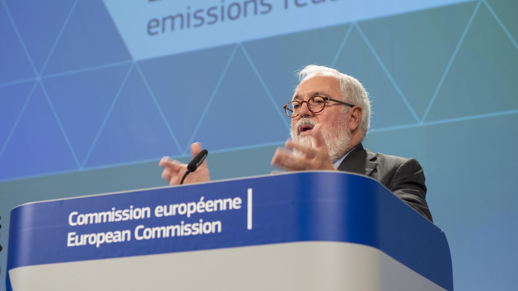 Miguel Arias Cañete durante una rueda de prensa en la UE.