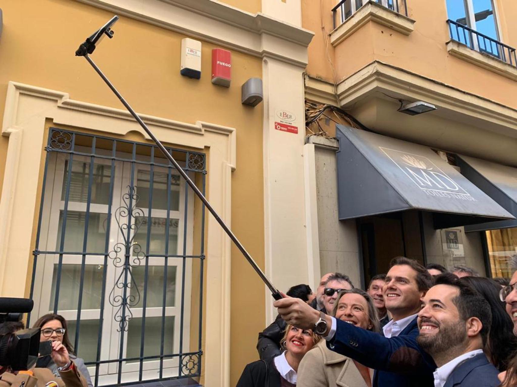 Rivera se fotografía junto a varios simpatizantes durante su paseo por Córdoba.