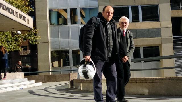 Agapito García Sánchez (dcha) y su abogado, Pablo Molina, a la salida de la Audiencia de Madrid.