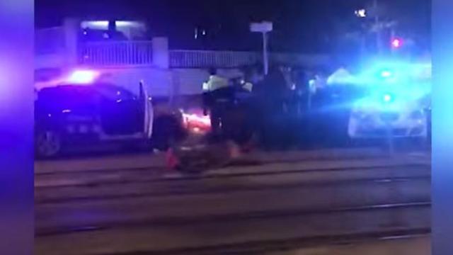 Momento en el que los agentes acceden al coche