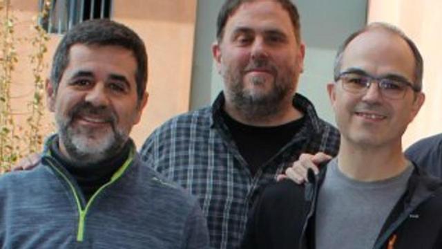 Jordi Sànchez y Jordi Turull, con Oriol Junqueras al fondo, en la cárcel de Lledoners.