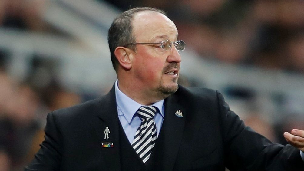 Rafa Benítez, con un pin que apoya al colectivo LGTB.