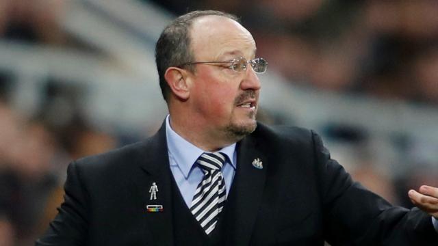 Rafa Benítez, con un pin que apoya al colectivo LGTB.