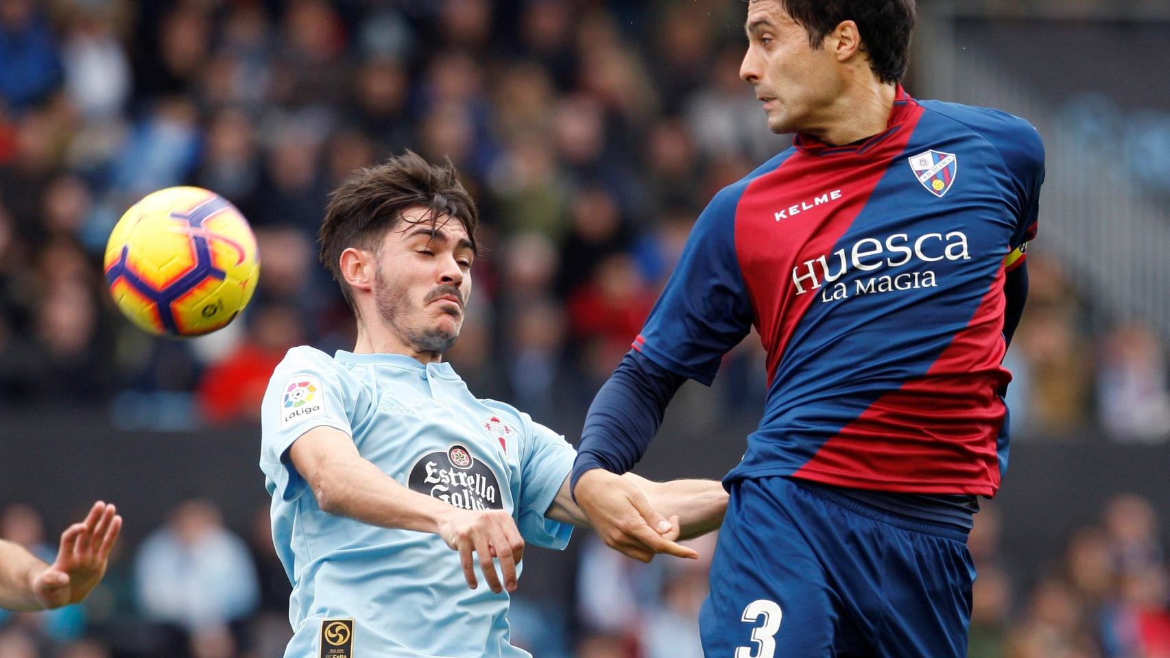 Jozabed pelea un balón con Etxeita en el Celta - Huesca