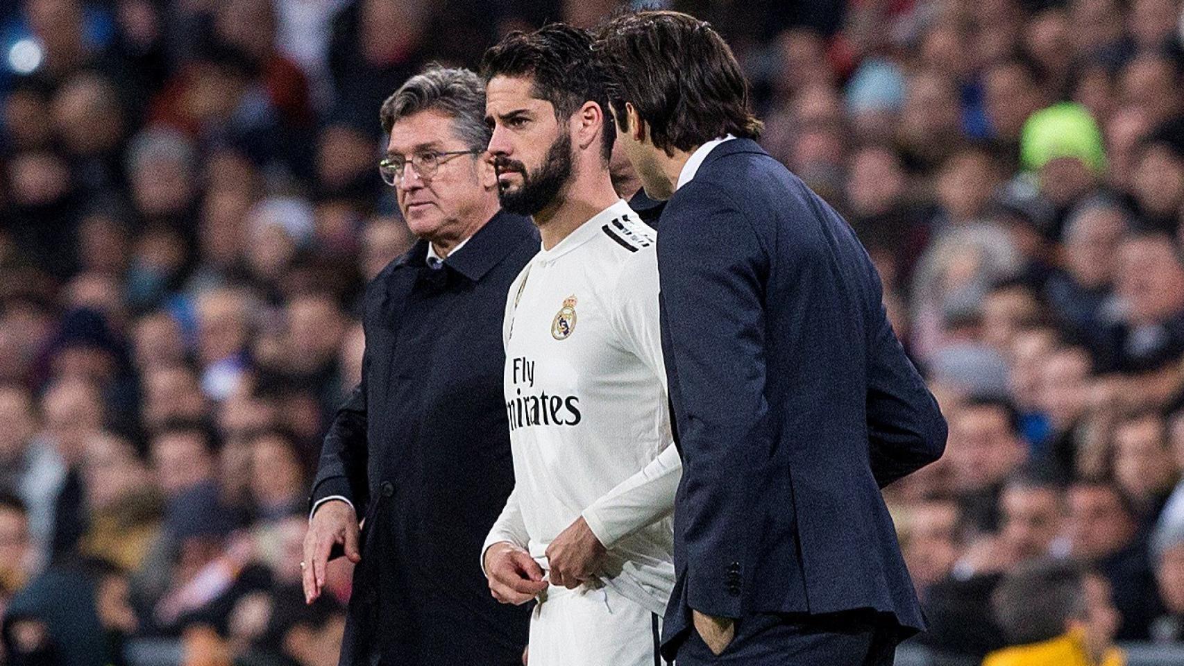 Isco recibe las últimas instrucciones del técnico argentino del equipo blanco, Santiago Solari