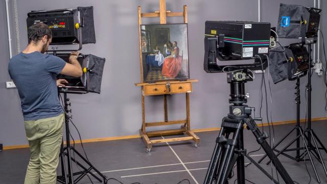 Imagen del proceso de digitalización del cuadro del pintor Vermeer 'Chica con una copa de vino'.