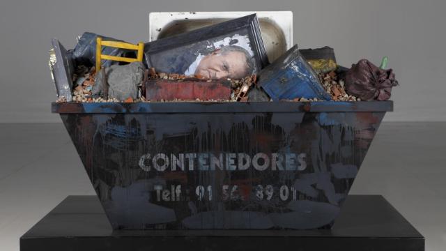 La abdicación del Rey, una instalación de Cristóbal Toral creada en 2014.