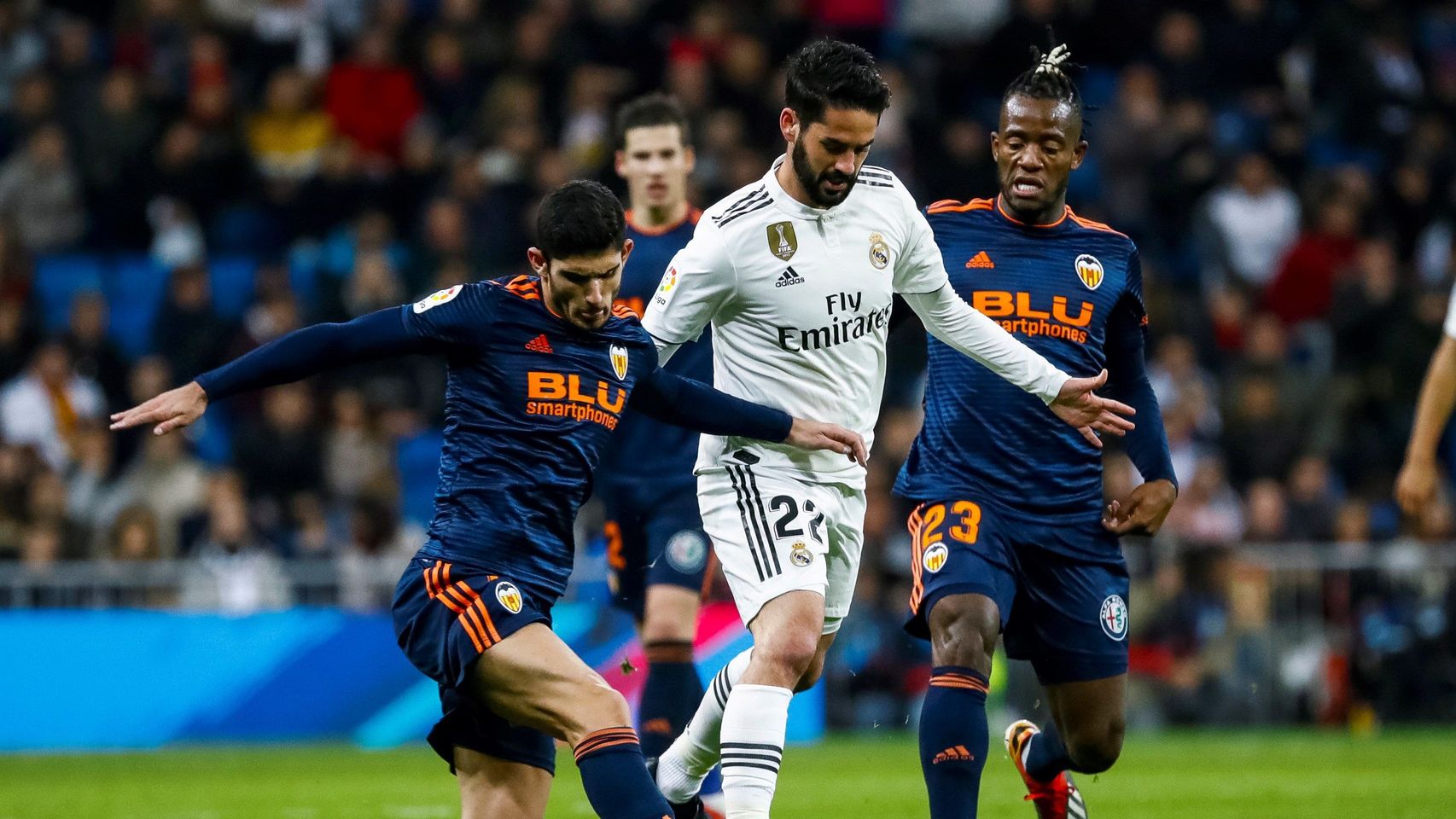 Guedes e Isco disputan un balón en el encuentro entre Real Madrid y Valencia.