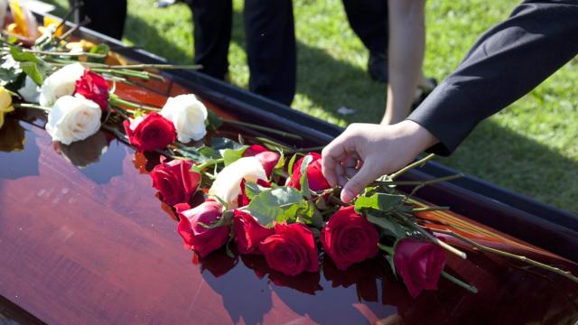 Pide a su cita de Tinder que vista de negro y la lleva al funeral de la abuela