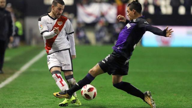 Tito Román y Jonathan Silva pelean por un balón.