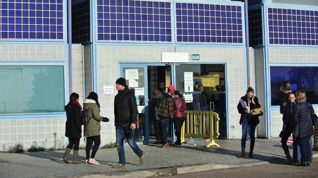 Varios inmigrantes abandonan la comisaría, junto al CIE de Aluche, tras intentar tramitar sus papeles.