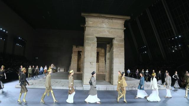 Desfile de Chanel en el MET de Nueva York.
