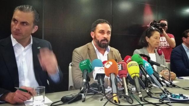 Javier Ortega, secretario general; Santiago Abascal, presidente de Vox; y Mazaly Aguilar, vicepresidenta.