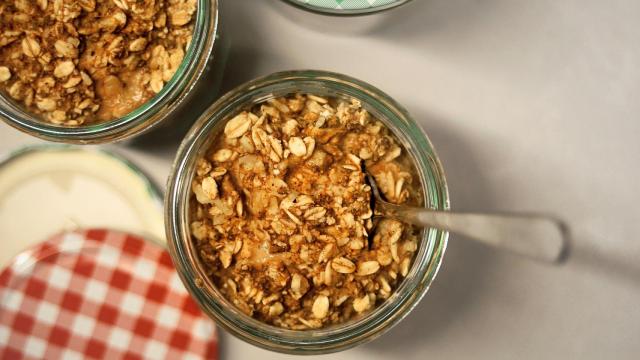 Un bol lleno de copos de avena.