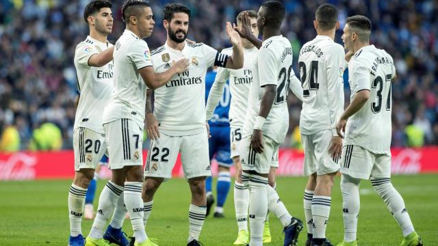 Isco Alarcón celebra con sus compañeros, su gol ante el Melilla