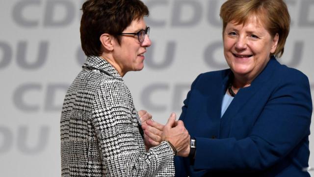 La canciller Angela Merkel y la nueva jefa de la CDU, Annegret Kramp-Karrenbauer.