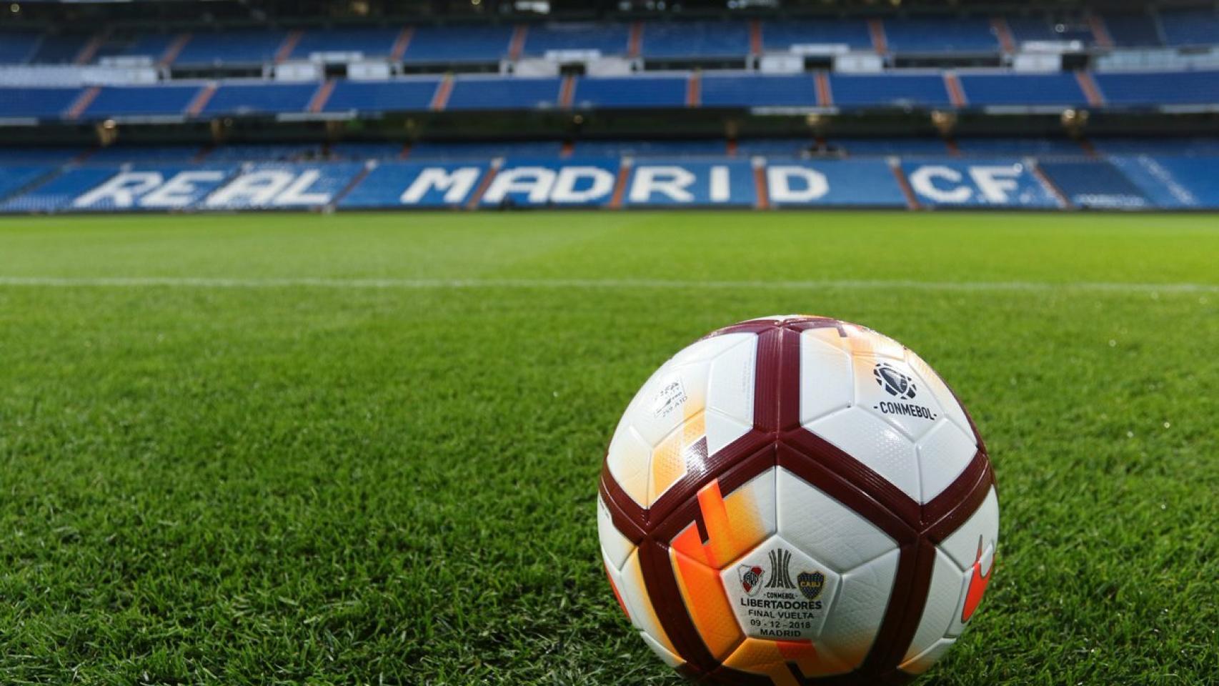 El balón de la Libertadores sobre el césped del Santiago Bernabéu. Foto: Twitter (@Libertadores)