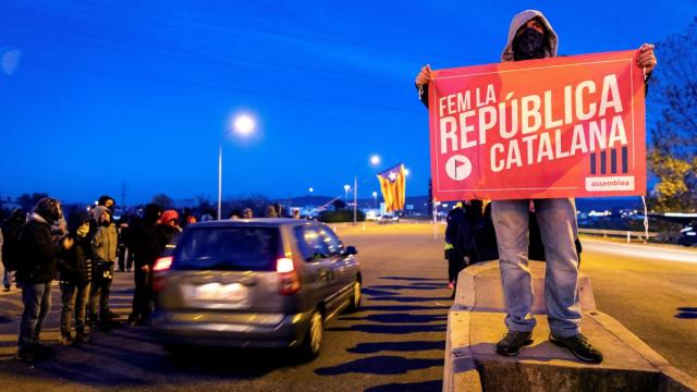 Los CDR levantan las barreras en la salida de la AP-7 en Girona Sud, en plena 'operación retorno'.