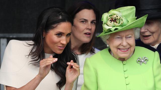 La reina de Inglaterra, Meghan Markle y Samantha Cohen, entre las dos.