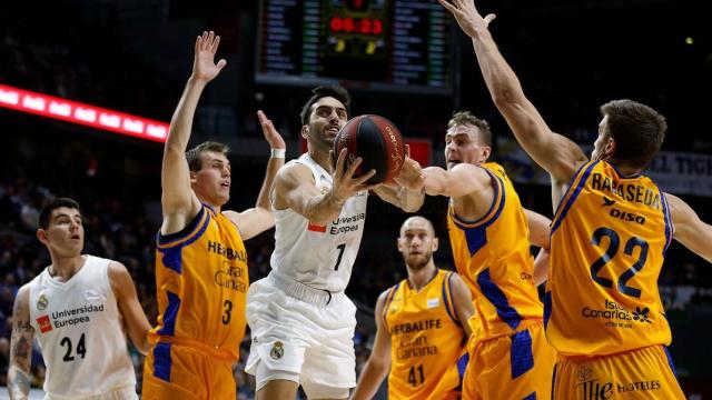 Campazzo intenta anotar ante tres hombres del Gran Canaria