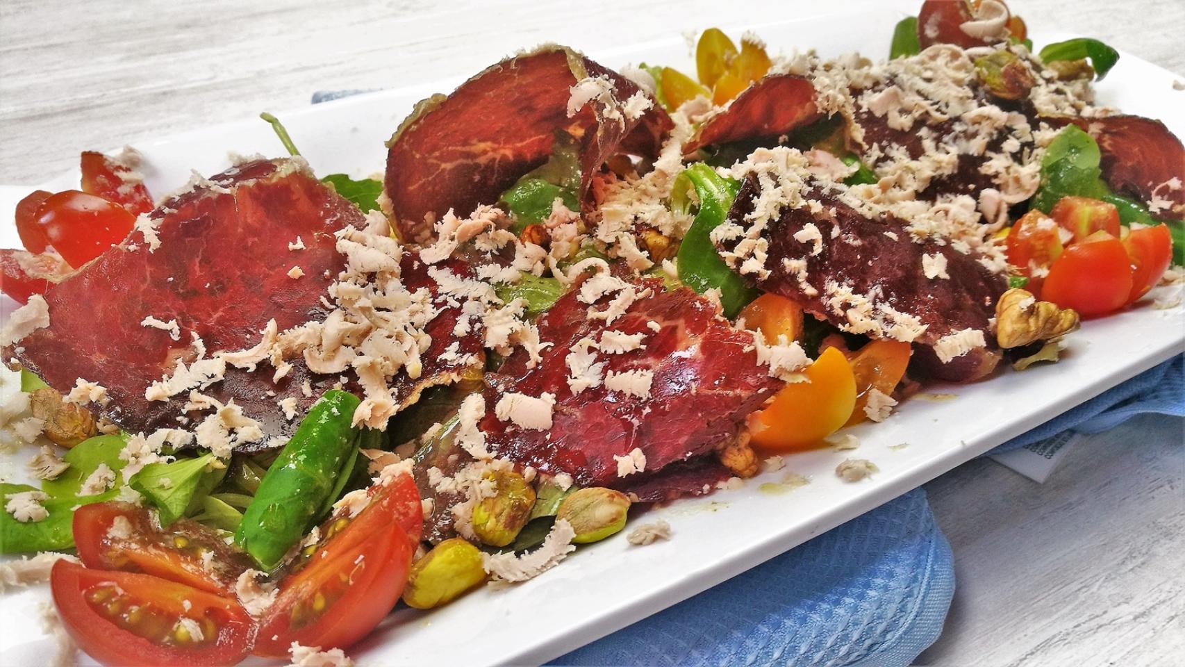 Ensalada-cecina-foie-frutos-secos_dest