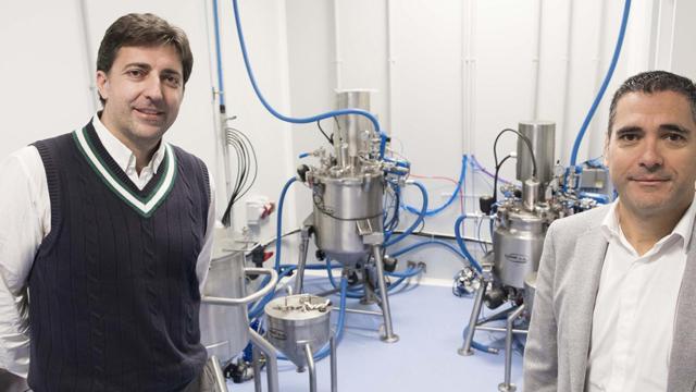 Los fundadores de la valenciana Bioinicia en una de sus plantas de producción.