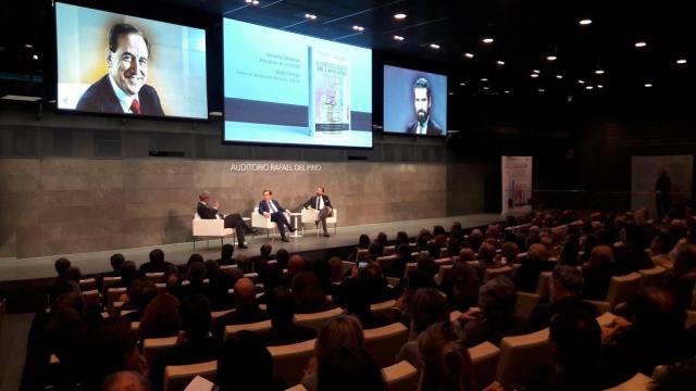 Antonio Huertas, presidente de Mapfre (centro) con Iñaki Ortega, director de la Deusto Business School (derecha).