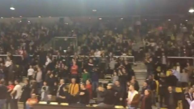 El emotivo homenaje del público del Estrasburgo a las víctimas del tiroteo