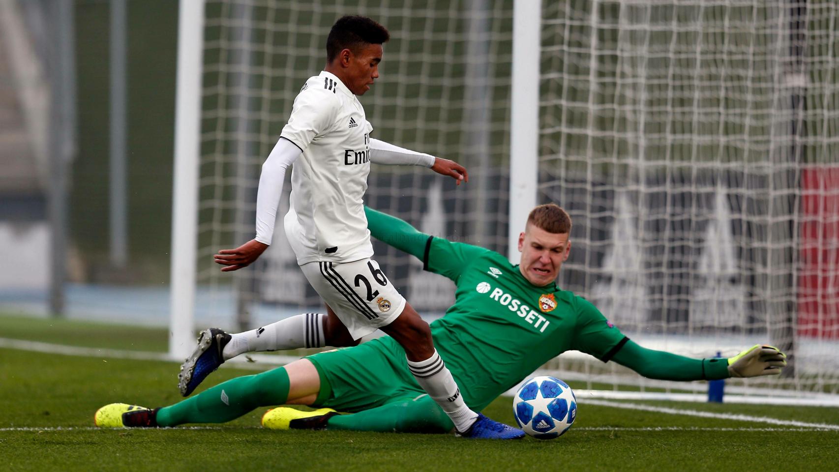 Marvin intenta superar al portero del CSKA