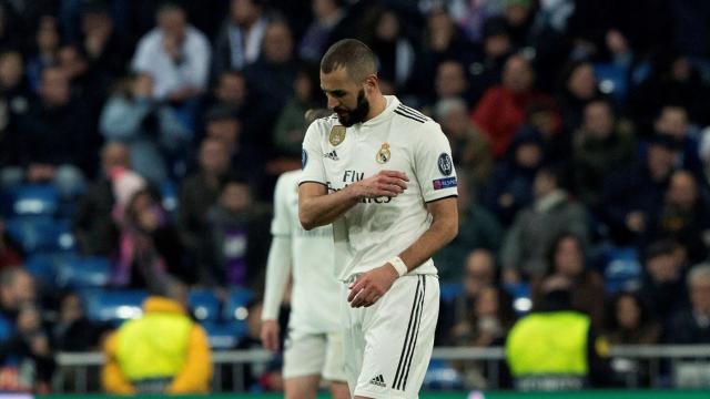 Karim Benzema se lamenta tras el gol del defensa del CSKA de Moscú Georgi Schennikov