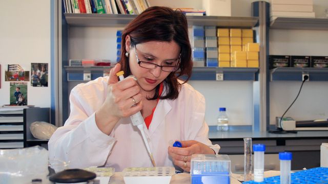 Una investigadora de Zeulab, en los laboratorios de la empresa en Zaragoza.
