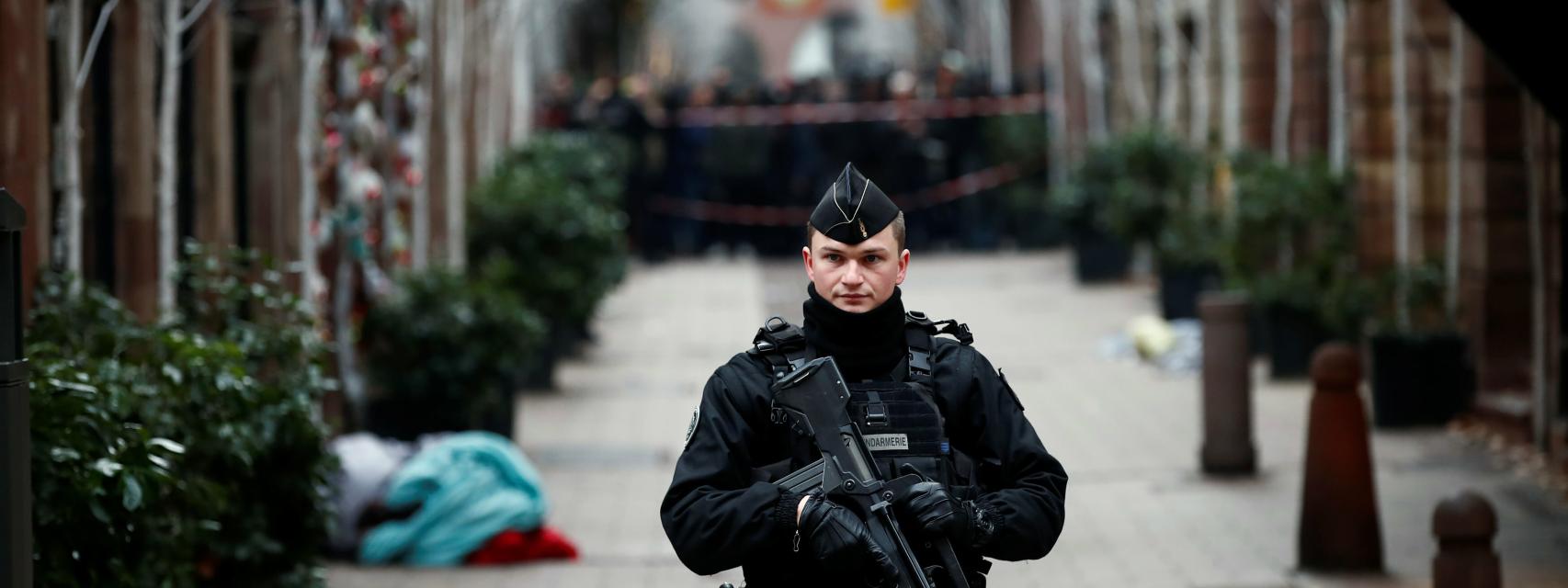 Uno de los policías que vigilan la entrada del mercado navideño donde ha tenido lugar el tiroteo.