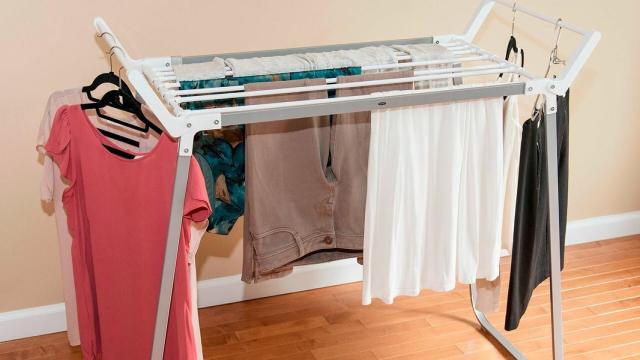 Un tendedero cargadito de ropa mojada.