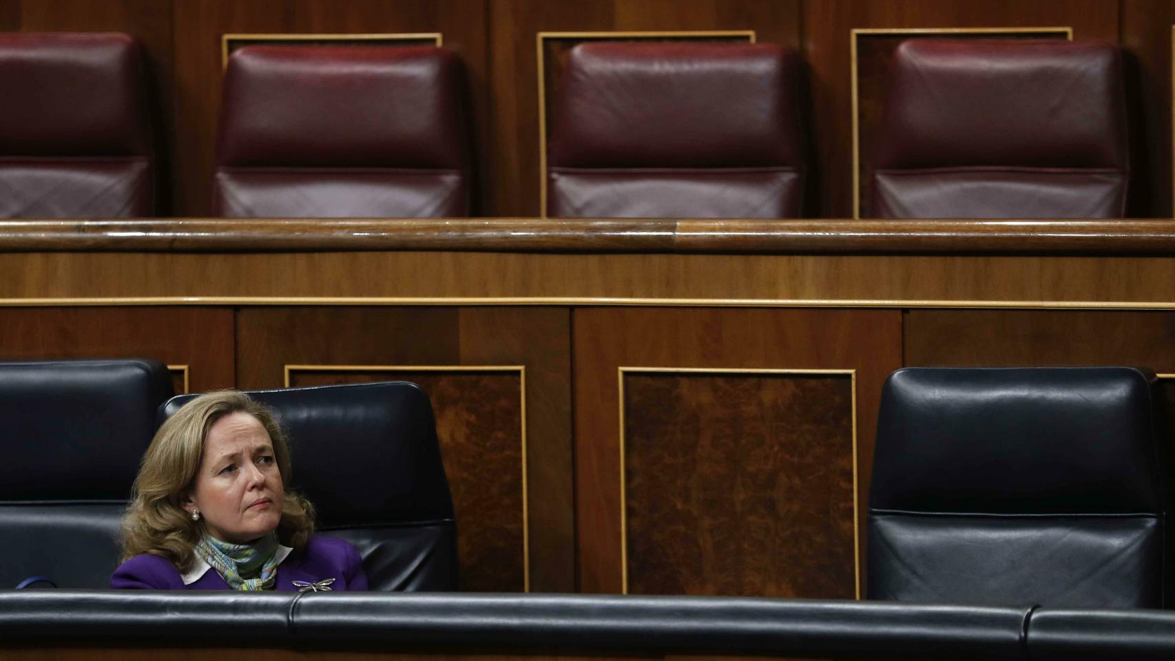 La ministra de Economía y Empresa, Nadia Calviño, durante una sesión plenaria.
