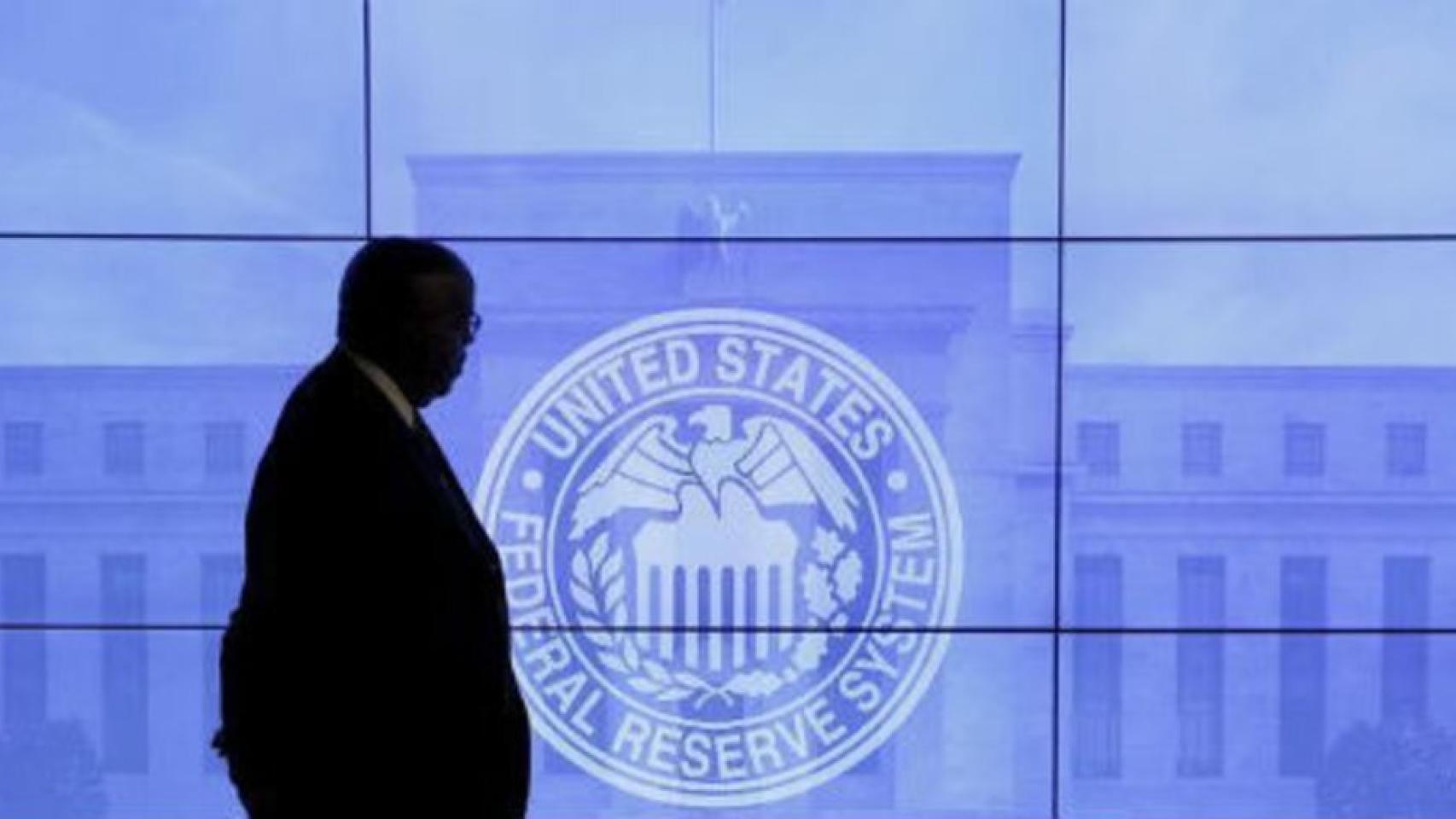 Un trabajador pasea por las oficinas de la Reserva Federal de EEUU (Fed).