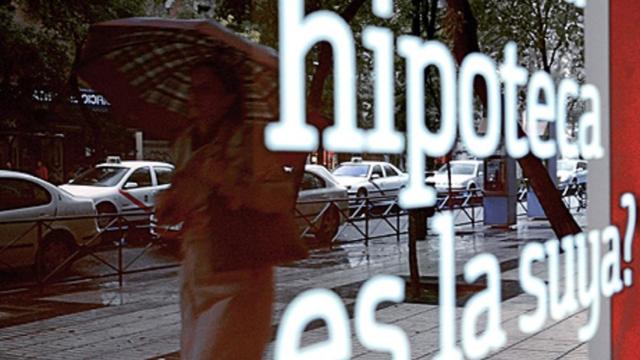 Anuncio de hipoteca en sucursal bancaria.