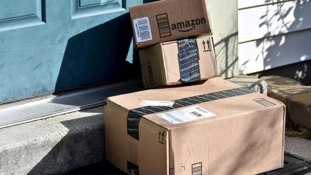 Varios paquetes de Amazon en una imagen de archivo.
