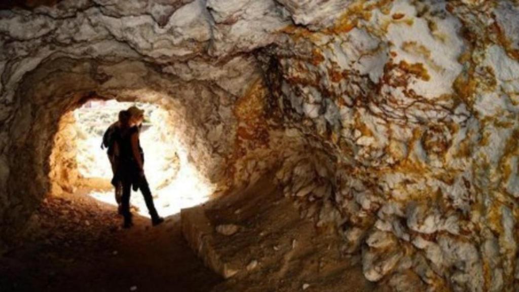 Entrada a unas instalaciones mineras.